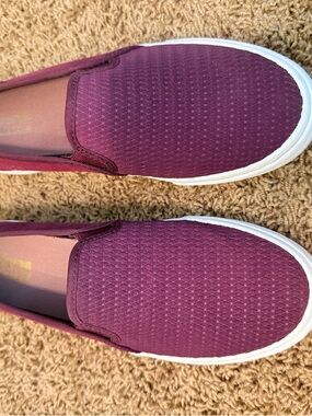Keds Comfort Slip-On Women's Casual Sneakers in Plum/Wine Red